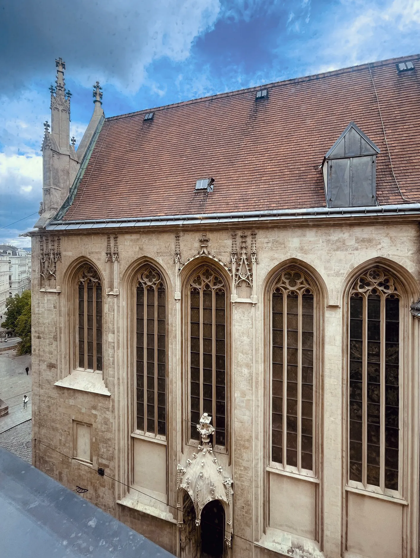 Die Kirche Maria am Gestade mit hohen gotischen Maßwerkfenstern und steilem Ziegeldach